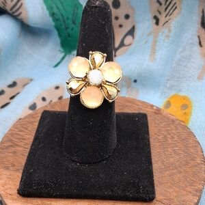 Vintage Avon Beautiful Flower Ring Sz 8